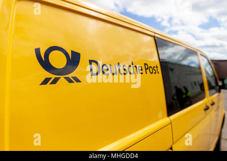 Offenbach/Deutschland Mai 1, 2018: Transport Fahrzeug Volkswagen T5 von der Deutschen Post (Deutsche Post) steht auf der Straße. Stockfoto