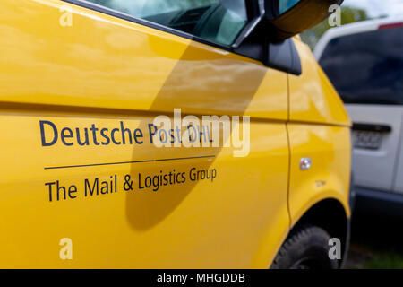 Offenbach/Deutschland Mai 1, 2018: Transport Fahrzeug Volkswagen T5 von der Deutschen Post (Deutsche Post) steht auf der Straße. Stockfoto