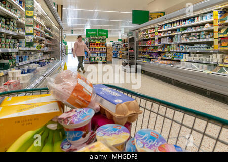 Einen Wagen voller Lebensmittel in Morrisons Supermarkt in Stockton, Heide, in der Nähe von Warrington, Cheshire, England, Großbritannien am 30. April 2018 Stockfoto