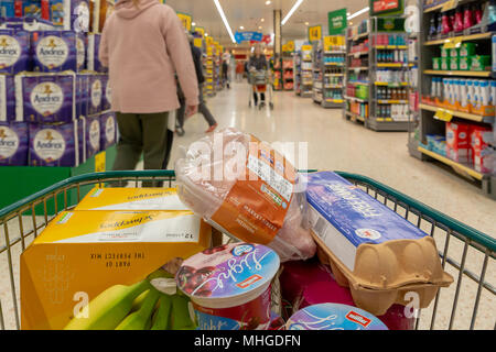 Einen Wagen voller Lebensmittel in Morrisons Supermarkt in Stockton, Heide, in der Nähe von Warrington, Cheshire, England, Großbritannien am 30. April 2018 Stockfoto