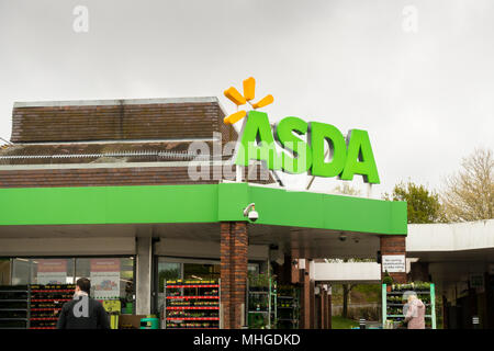 Asda Supermarkt store Front Eingang und Asda logo Zeichen, Poole, Dorset, Großbritannien, 2018 Stockfoto