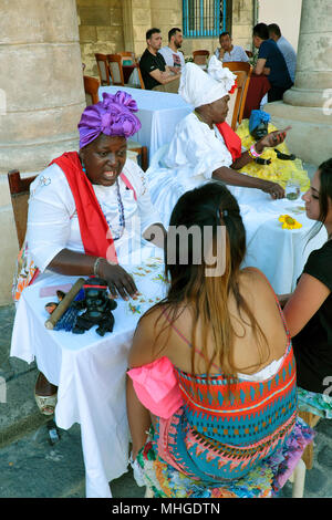 Wahrsagerin, Plaza de la Catedral entfernt, Havanna, Kuba Stockfoto