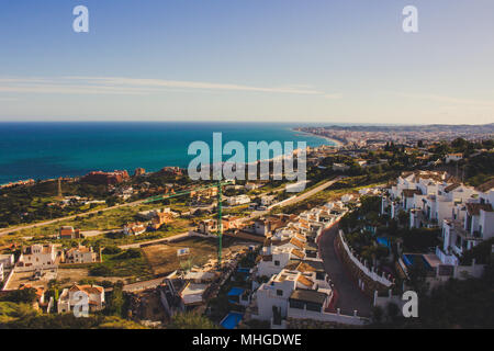 Eine Ansicht aus der Sicht über den Hügel in der Nähe der Buddhistischen Stupa in Benalmádena entfernt. Fuengirola und das Mittelmeer. Stockfoto