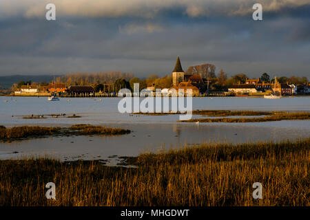 Stürmischen Wintern Nachmittag am Bosham Hafen, in der Nähe von Chichester, Gezeiten, Sonnen, bewölkten Himmel. West Sussex. Spektakuläre Wetter Landschaft Stockfoto