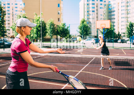 Zwei Tennisspieler Tennis spielen bei Gericht an einem sonnigen Tag Stockfoto