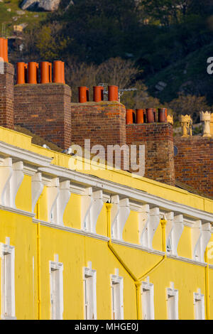 Bunt bemalte Häuser und chimnies im beliebten Badeort Llandudno, Wales, UK an einem sonnigen Morgen Stockfoto