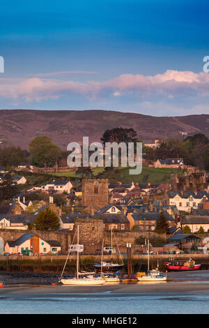 Sonnenaufgang über dem Hafen von Conwy in Nordwales mit St Mary's & Allerheiligen Kirche visble nahe dem Hafen Mauer, Cowny, Wales, Großbritannien Stockfoto
