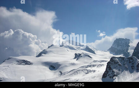 Blick auf die Berge und Gletscher Strahlhorn in der Nähe von Saas Almagell in der Schweiz Stockfoto