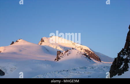 Blick auf die Berge und Gletscher Strahlhorn in der Nähe von Saas Almagell in der Schweiz Stockfoto