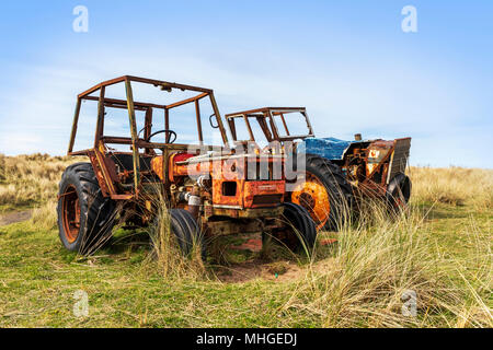 Zwei rostenden Traktoren eine Tschechoslowakische Zetor 6718, 1972 in einem Feld in der Nähe von Goswick, Northumberland, England gebaut Stockfoto