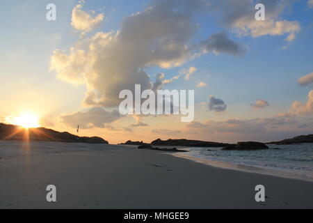 Sonnenuntergang auf Tregastel auf rosa Granit Küste, Bretagne, Frankreich Stockfoto