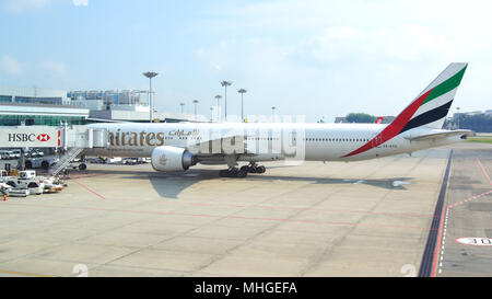 Singapur - APR 4 2015: Emirat Boeing 777-300ER Flugzeug am Gate am Flughafen Changi. Emirates ist die größte Fluggesellschaft im Nahen Osten Stockfoto