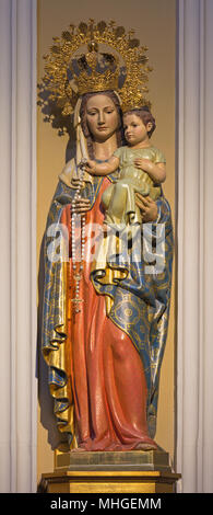 ZARAGOZA, Spanien - 2. MÄRZ 2018: Die polychome geschnitzte statue Madonna in der Kirche Iglesia de la Exaltación de la Santa Cruz. Stockfoto