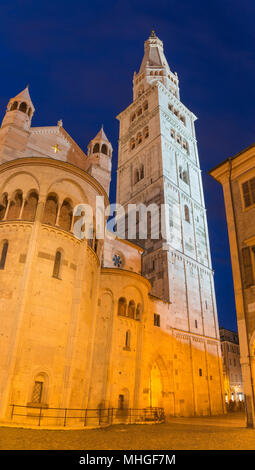 Modena - Die Duomo (Kathedrale Metropolitana di Santa Maria Assunta e San Geminiano) in der Abenddämmerung. Stockfoto