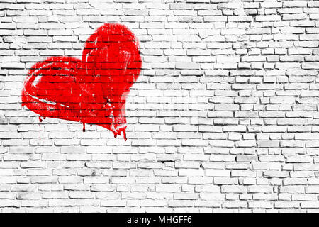 Rotes Herz manuell mit Tropfen und trocken Farbe Unvollkommenheiten gegenüber einer einfachen Grunge weiße Mauer Textur Hintergrund gemalt. Symbolisch für die Liebe, Stockfoto