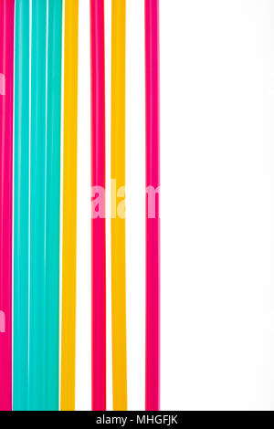 Fancy straw Art Hintergrund. Abstract wallpaper von farbigen fancy Strohhalme. Regenbogen farbig bunt Muster Textur mit Kopie Raum Stockfoto