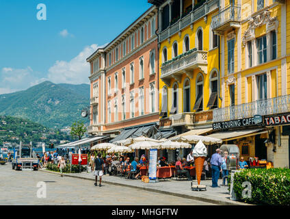 Touristen im Restaurant Terrassen mit Blick auf den Comer See erholen Stockfoto