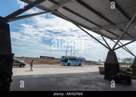 Eingang des Seymour Flughafen auf der Insel Baltra, Galapagos, Ecuador. Der Flughafen ist LEED Gold zertifiziert. Stockfoto