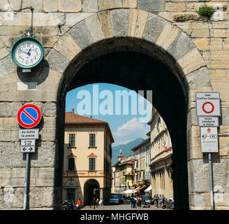 Porta Torre ist ein Wehrturm in der Stadt von Como entfernt, in der Lombardei. Es ist 40 Meter hoch und wurde im Jahr 1192 gebaut, der Haupteingang der Stadt zu verteidigen. Stockfoto