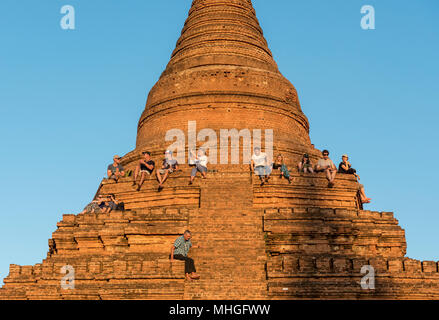 Touristen beobachten Sie den Sonnenuntergang von einem Stupa in Bagan, Myanmar (Birma) Stockfoto