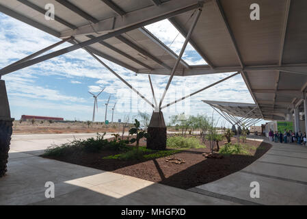 Eingang des Seymour Flughafen auf der Insel Baltra, Galapagos, Ecuador. Der Flughafen ist LEED Gold zertifiziert. Stockfoto