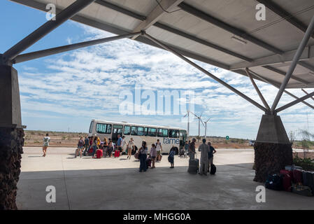 Reisende mit dem Bus am Seymour Flughafen anreisen, auf die Insel Baltra, Galapagos, Ecuador. Stockfoto