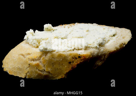 Französische Boursin Käse gekauft von einem Supermarkt in Großbritannien verteilt auf einer Scheibe Weißbrot. Boursin ist ein voll fett Weichkäse aus Kuhmilch flav gemacht Stockfoto