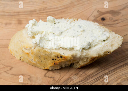 Französische Boursin Käse gekauft von einem Supermarkt in Großbritannien verteilt auf einer Scheibe Weißbrot. Boursin ist ein voll fett Weichkäse aus Kuhmilch flav gemacht Stockfoto