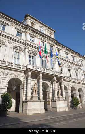 Turin - der Platz Piazza di Citta mit Palazzo Civico und Monumento al Conte Verde in der Abenddämmerung. Stockfoto