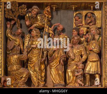 ZARAGOZA, Spanien - 3. MÄRZ 2018: Der Eintrag von holys im Himmel polychome geschnitzte Renaissance Relief in der Kirche Iglesia de San Miguel de los Navarros Stockfoto