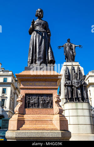 Statue von Florence Nightingale und die Wachen' Memorial in Waterloo Place, London, UK Stockfoto