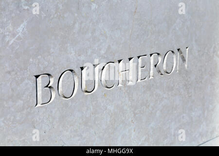 Logo der feinen Luxus Juwelier Boucheron eingraviert in Marmor auf der Bond Street, London, UK Stockfoto