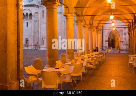 Modena - Die Arkaden auf der Piazza Grande entfernt in der Abenddämmerung. Stockfoto