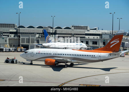 Swift Air Jet, zurück von einem Tor am Miami International Airport in Miami, Florida. Stockfoto