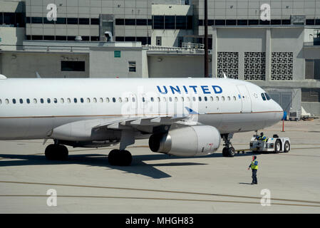 United Airlines Jet gedrückt wird aus einem Tor am Miami International Airport in Miami, Florida. Stockfoto