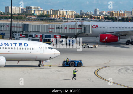 United Airlines Jet von einem Tor am Miami International Airport in Miami, Florida geschleppt. Stockfoto
