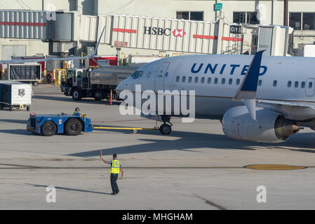 United Airlines Jet zurück am Miami International Airport in Miami, Florida geschoben. d Stockfoto