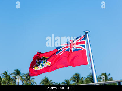 Die Cayman Islands Flagge gegen den blauen Himmel Stockfoto