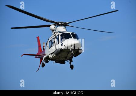 Mission erfüllt: Absteigend Sea Rescue Helicopter. Stockfoto