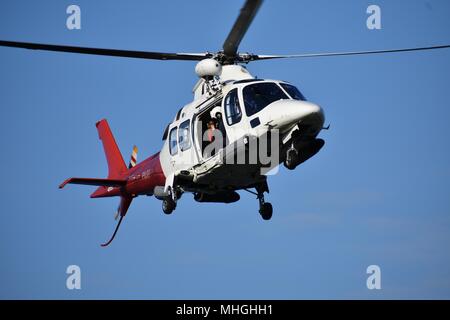 Mission erfüllt: Absteigend Sea Rescue Helicopter. Stockfoto