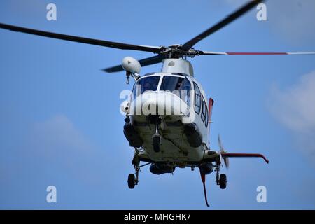 Mission erfüllt: Absteigend Sea Rescue Helicopter. Stockfoto