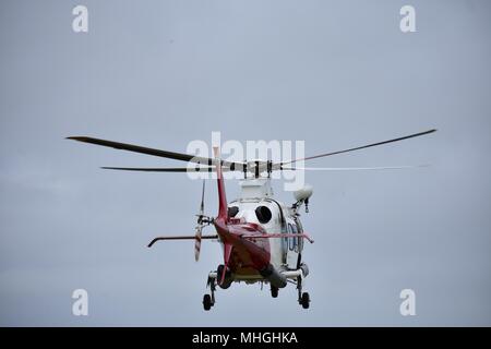 Mission erfüllt: Absteigend Sea Rescue Helicopter. Stockfoto