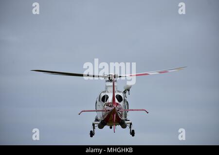 Mission erfüllt: Absteigend Sea Rescue Helicopter. Stockfoto