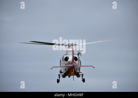 Mission erfüllt: Absteigend Sea Rescue Helicopter. Stockfoto