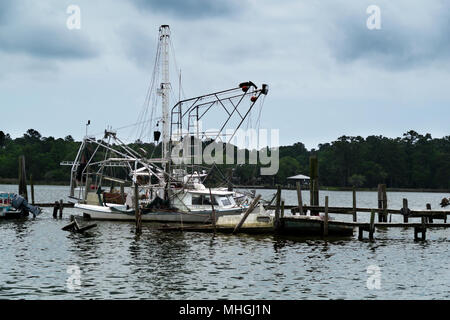 Abgebrochene Sturm beschädigten Boote dockside auf dem Bon Secour River im Süden von Alabama sitzen. Stockfoto