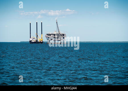 Erdgas Plattform sitzt in Mobile Bay. Stockfoto