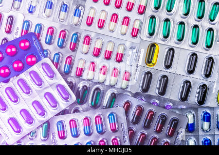 Blick von oben auf die bunten Tabletten und Kapseln Tabletten im Blister Verpackung mit schönen Muster vereinbaren. Pharmazeutische Industrie Konzept. Full Frame Pillen Stockfoto