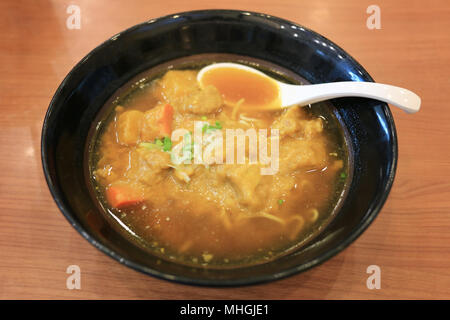 Ramen mit Curry Huhn von japanischen Lebensmitteln in einem schwarzen Schüssel. Stockfoto