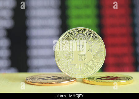 Gold bitcoin auf Holzboden und digitale grafik hintergrund im Konzept der cryptocurrency Idee für Design in ihrer Arbeit. Stockfoto