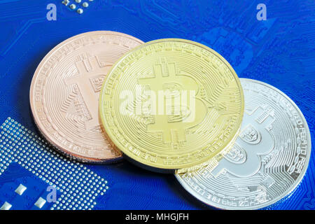Gold bitcoin auf einem Computer Hardware Mainboard im Konzept der cryptocurrency Idee für Design in ihrer Arbeit gestellt. Stockfoto